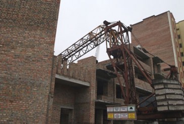 Тернопіль: на будівельному майданчику зламався і впав на новобудову баштовий кран