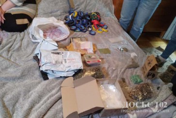 Організовану злочинну групу, яка продавала наркотики та психотропи через віртуальний магазин, виявили та затримали поліцейські Тернопільщини