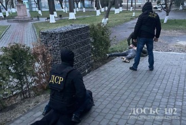 Поліцейські Тернопільщини затримали чоловіків, які шантажували жінку і вимагали у неї гроші за власне мовчання