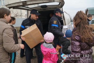 Багатодітну родину з Донеччини підтримали поліцейські Тернопільщини