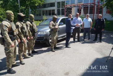 Волонтери передали позашляховик для спецпідрозділу поліції Тернопільщини