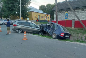 На Тернопільщині дівчину, яка стояла на зупинці, збив автомобіль