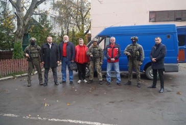 Автомобіль для спецпризначенців поліції передали волонтери Тернополя