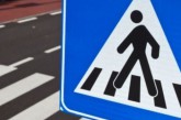 Щоб безпечно переходити дорогу, варто звертати увагу не лише на правила дорожнього руху, а й на додаткові обставини!
