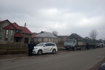 Поліціянти Тернопільщини спинили вантажівку з лісопродукцією на кілька сотень тисяч гривень: чоловіки намагалися “відкупитися”