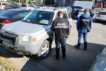Поліцейські Тернопільщини викрили злочинну групу, яка продавала позашляховики, завезені як гуманітарна допомога для ЗСУ
