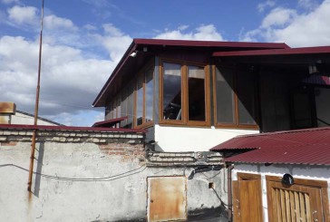 Працівники поліції встановлюють законність надбудов на даху багатоповерхівки в Тернополі