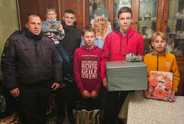 Діти-сироти напередодні Дня Святого Миколая отримали подарунки від поліцейських Підволочиська
