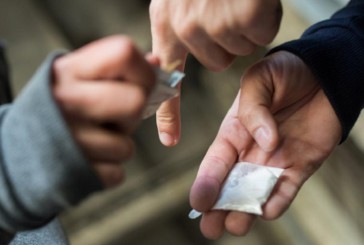 Поліцейські Тернополя зловили “на гарячому” розповсюджувача наркотиків