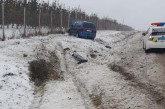 На засніженій дорозі біля села Трибухівці перекинувся автомобіль