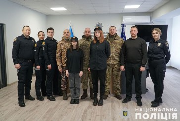 На Тернопільщині юні помічники поліцейських передали бійцям штурмової бригади «Лють» теплий одяг