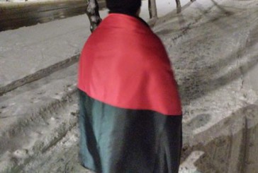 Поліцейські розшукали хулігана, який у Тернополі зняв прапор з флагштока біля пам’ятника Мирону Тарнавському