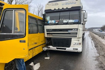 На Тернопільщині маршрутний автобус зіткнувся із двома вантажівками. Є потерпілі