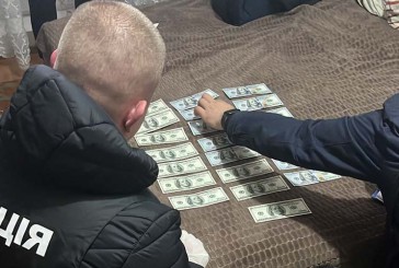 Трьом членам злочинної групи, які продавали підроблену валюту, слідчі Тернополя оголосили підозру та обрали запобіжний захід