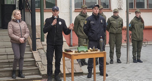 Правоохоронці Тернопільщини та рятувальники проводять спільні уроки безпеки для школярів