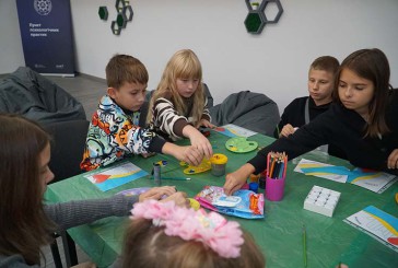 Подарунки для захисників та захисниць: школярі Тернополя передали на передову частинку своєї любові