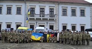 У Збаражі передали на фронт вісім автомобілів від волонтерів із Бельгії