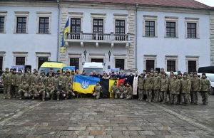 У Збаражі передали на фронт вісім автомобілів від волонтерів із Бельгії