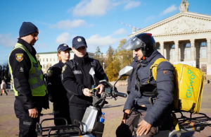 У Тернополі патрульна поліція та муніципальні інспектори перевіряють дотримання ПДР водіями електросамокатів