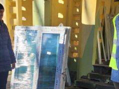 Міська рада Тернополя забезпечує заміну вікон у будинку на вулиці 15 Квітня, 31, який постраждав від ракетної атаки