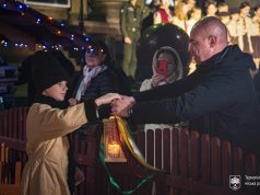 На Театральному майдані Тернополя урочисто освятили різдвяну шопку