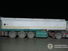 На Тернопільщині працівники поліції викрили водія, який розбавив азотні добрива водою та намагався продати частину краденого товару