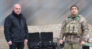 Міський голова Тернополя Сергій Надал відвідав військових на передовій та передав техніку