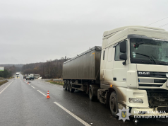 У Кременці зіткнулися дві вантажівки: поліцейські затримали одного із кермувальників