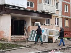 У пошкоджених будинках на вул. Василя Стуса та 15 Квітня у Тернополі триває встановлення нових вікон