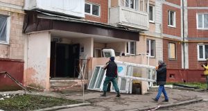 У пошкоджених будинках на вул. Василя Стуса та 15 Квітня у Тернополі триває встановлення нових вікон