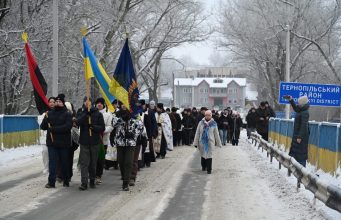 День Соборності в умовах важких випробувань, але в єдності нашого народу: на Збручі зустрілися мешканці Тернопільської і Хмельницької областей