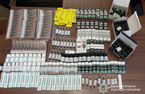 Нікотин без акцизу на блокпосту у Підволочиську виявили працівники поліції у салоні авто місцевого жителя