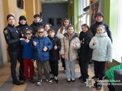 У Тернополі діти безвісти зниклих та поранених поліцейських відвідали кінотеатр