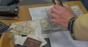 Слідчі тернопільської поліції оголосили підозру двом медичним працівникам за вимагання та отримання неправомірної вигоди