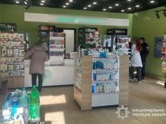 Оперативники поліції встановили причетність жительки Тернополя до крадіжки з аптеки