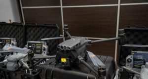 Міський голова Сергій Надал передав військовим сучасні квадрокоптери з акумуляторами