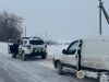 Поліцейські допомагають учасникам дорожнього руху під час негоди