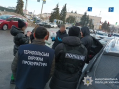 Правоохоронці Тернополя викрили схему одержання неправомірної вигоди за вплив на посадових осіб територіального сервісного центру