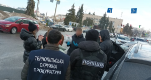 Правоохоронці Тернополя викрили схему одержання неправомірної вигоди за вплив на посадових осіб територіального сервісного центру