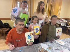 Весняні листівки методом ліногравюри виготовляли поліцейські та військові, які проходять реабілітацію у відомчому медзакладі Тернополя