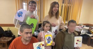 Весняні листівки методом ліногравюри виготовляли поліцейські та військові, які проходять реабілітацію у відомчому медзакладі Тернополя