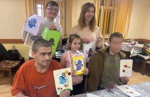 Весняні листівки методом ліногравюри виготовляли поліцейські та військові, які проходять реабілітацію у відомчому медзакладі Тернополя