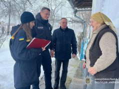 На Тернопільщині поліцейські офіцери громади допомагають людям під час тривалих відключень електроенергії