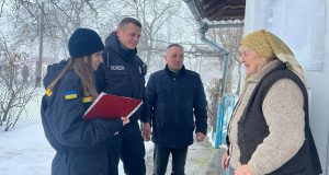 На Тернопільщині поліцейські офіцери громади допомагають людям під час тривалих відключень електроенергії