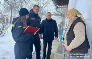 На Тернопільщині поліцейські офіцери громади допомагають людям під час тривалих відключень електроенергії