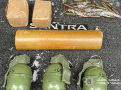 Поліцейські Тернопільщини затримали на блокпосту чоловіка з бойовими гранатами та патронами