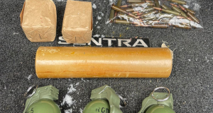 Поліцейські Тернопільщини затримали на блокпосту чоловіка з бойовими гранатами та патронами