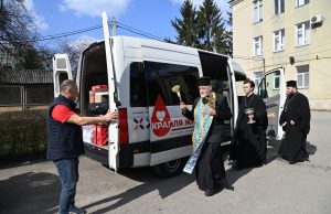 Тернопільський обласний центр служби крові отримав спецавтомобіль для виїзного забору крові