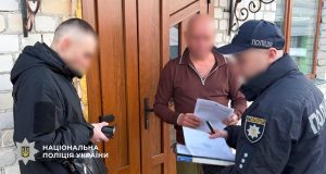 Незаконно порубані дерева на майже 5 млн грн: поліцейські Тернопільщини викрили посадовця заповідника та його спільників