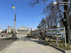 У Тернополі комунальники оновлюють конструкцію Алеї памʼяті «Незламні»